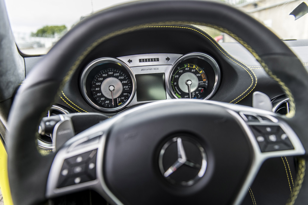 Neumarket.com - El Hermoso Interior del Mercedes Benz SLS AMG Electric Drive